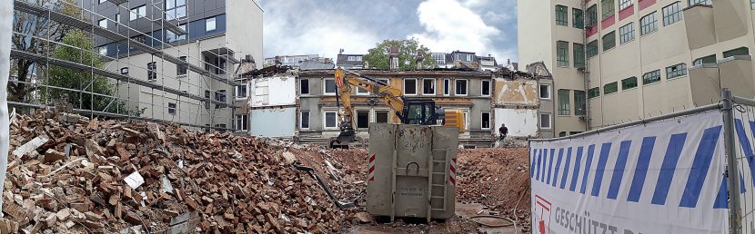 Die Abbildung zeigt die Abrissarbeiten im September 2018 in der Hegestraße 46